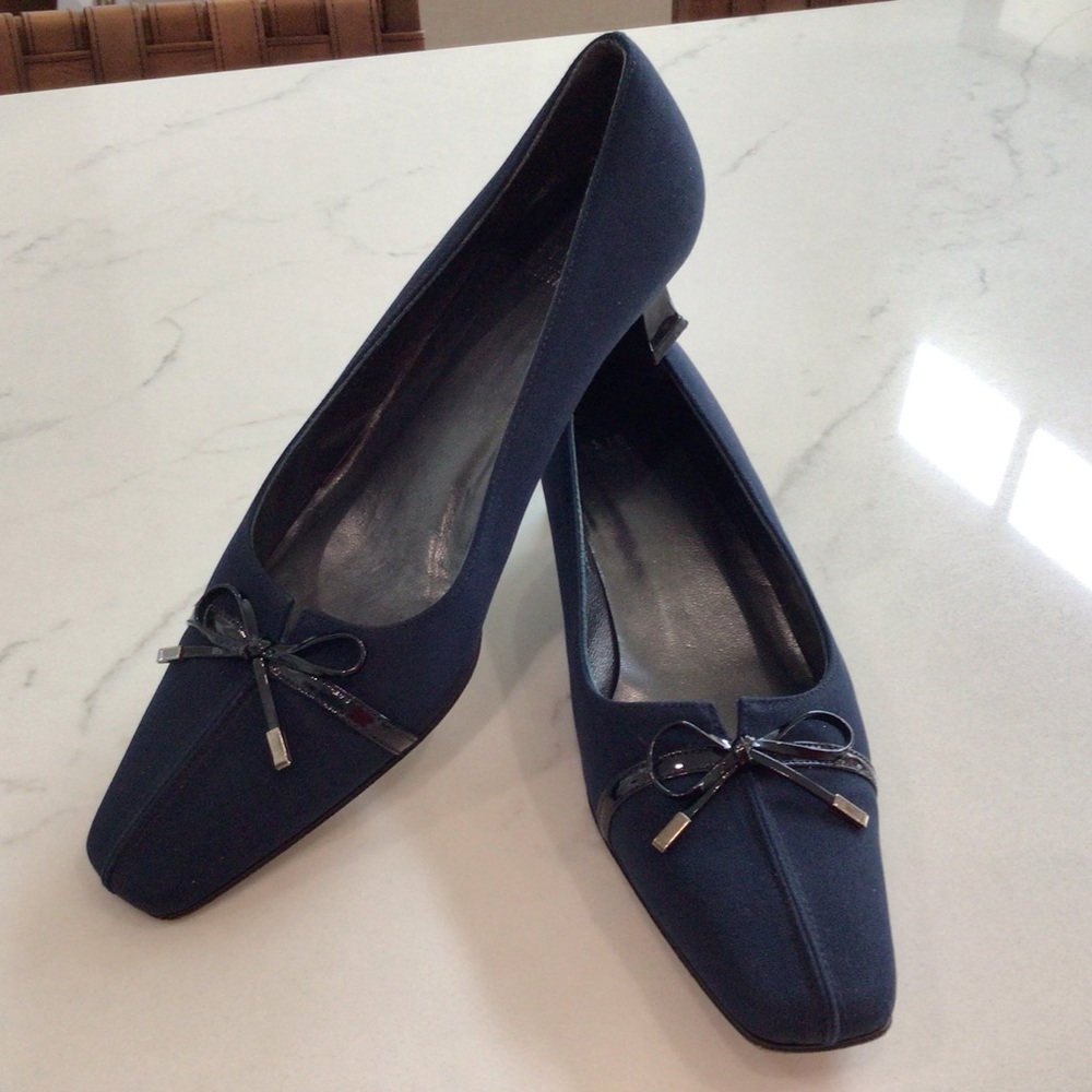 Stuart Weitzman Navy Bow Pump, Size 7M, Excellent Condition